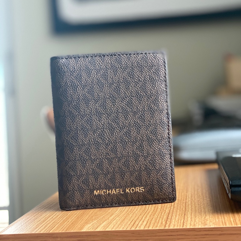 MICHAEL KORS Bedford Travel Passport Wallet ✈️